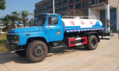 国产洒水车选购指南 聚焦尖头洒水车、东风单桥洒水车与厂家报价